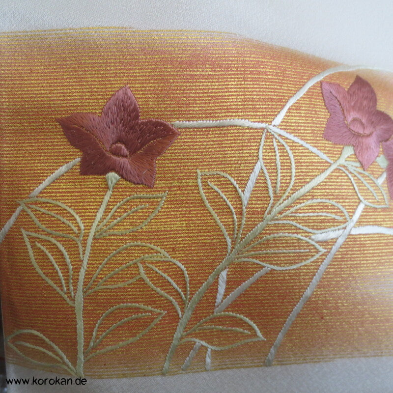goldene Nebel Blumenstickerei Homongi Seidencrepesatin Kimono