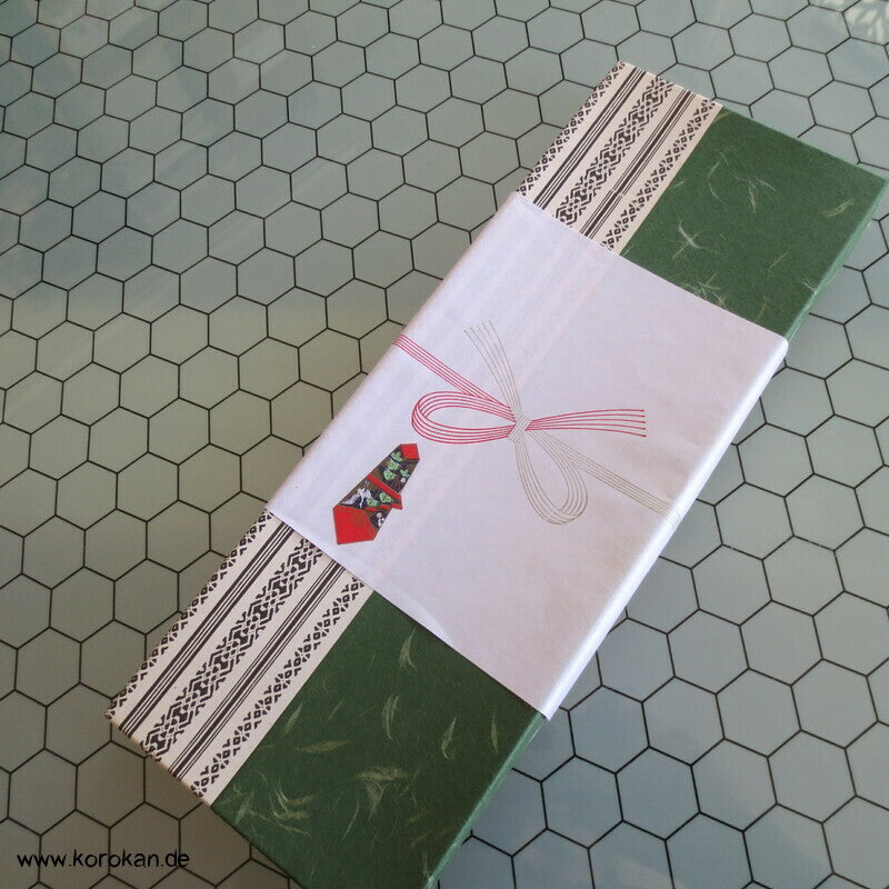 japanischer Kyobi Datejime grasgrüne Seide mit weißen Diamantstreifen, in Box