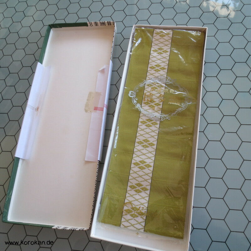 japanischer Kyobi Datejime grasgrüne Seide mit weißen Diamantstreifen, in Box