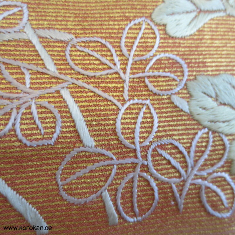 goldene Nebel Blumenstickerei Homongi Seidencrepesatin Kimono