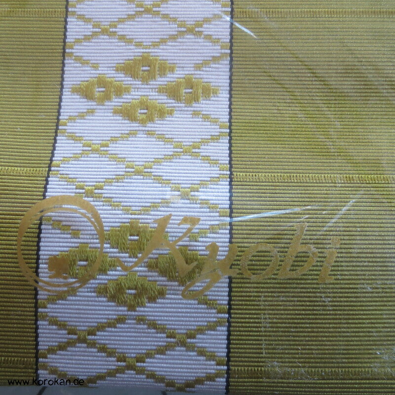 japanischer Kyobi Datejime grasgrüne Seide mit weißen Diamantstreifen, in Box