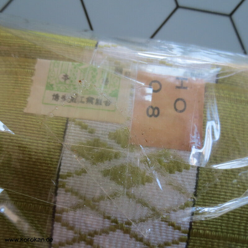 japanischer Kyobi Datejime grasgrüne Seide mit weißen Diamantstreifen, in Box