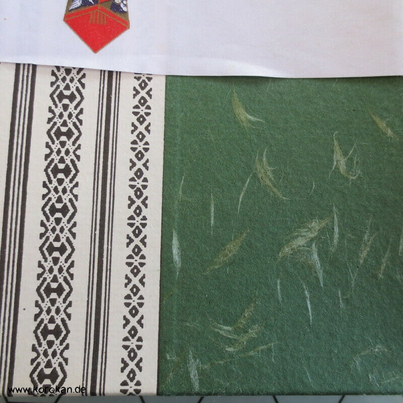 japanischer Kyobi Datejime grasgrüne Seide mit weißen Diamantstreifen, in Box