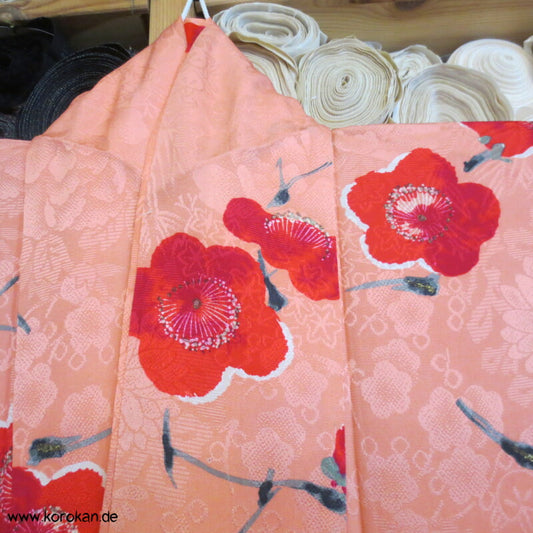 Ume Pflaumen Blüten auf Rinzu Seidendamast antiker Komon Kimono