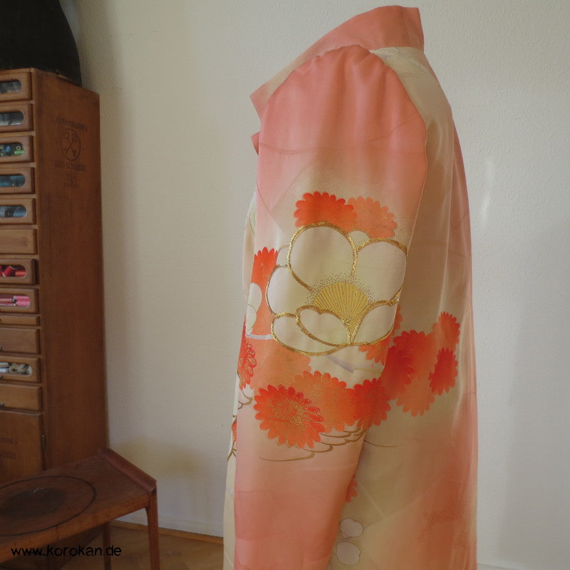 Abendmantel aus Furisode Kimono Seide mit Blüten und Goldstickerei, Gr. L