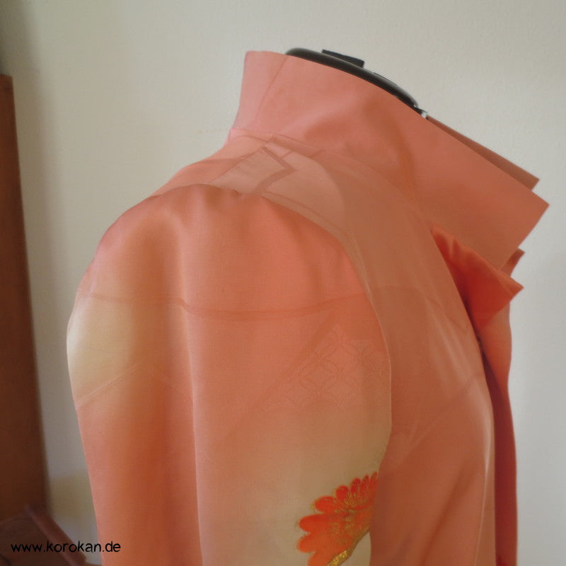 Abendmantel aus Furisode Kimono Seide mit Blüten und Goldstickerei, Gr. L