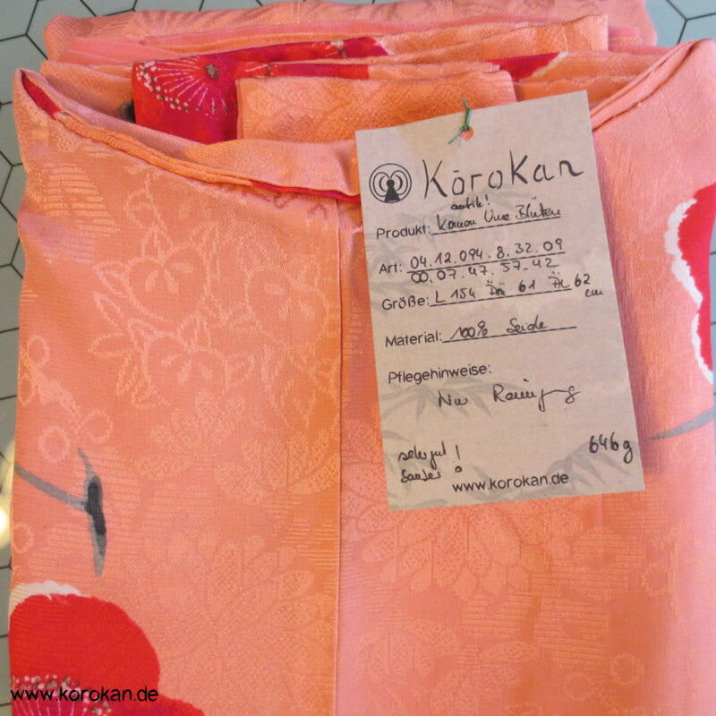 Ume Pflaumen Blüten auf Rinzu Seidendamast antiker Komon Kimono