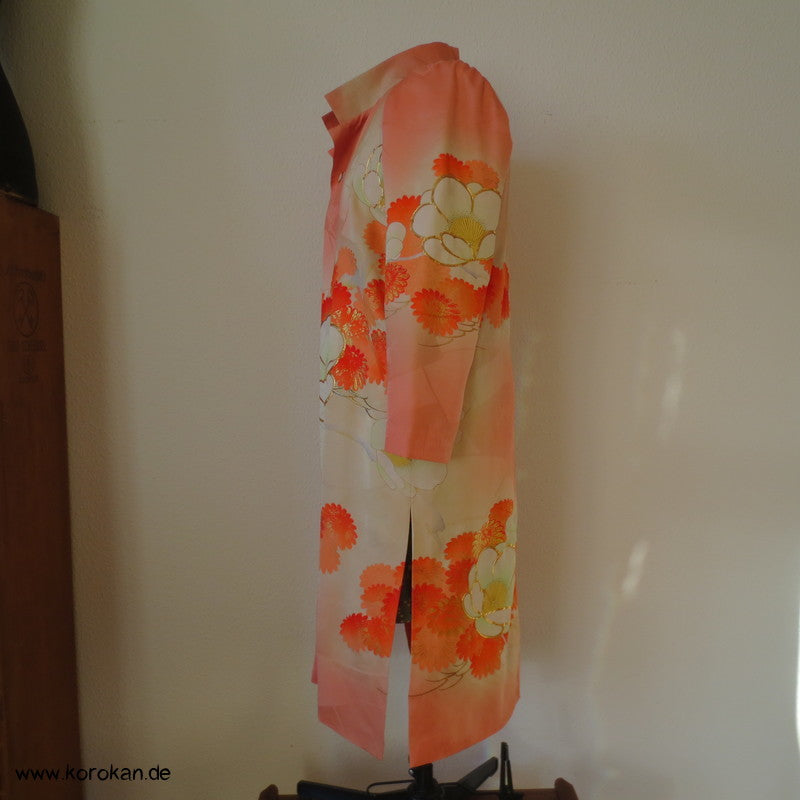 Abendmantel aus Furisode Kimono Seide mit Blüten und Goldstickerei, Gr. L