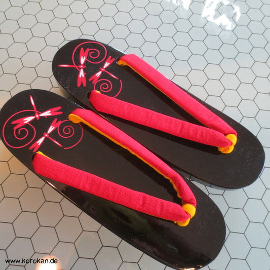 Libellen gemalt auf schwarzem Lack Geta