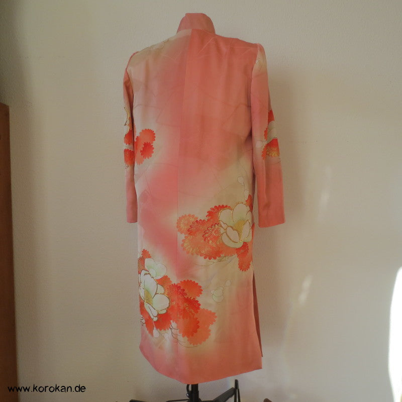 Abendmantel aus Furisode Kimono Seide mit Blüten und Goldstickerei, Gr. L