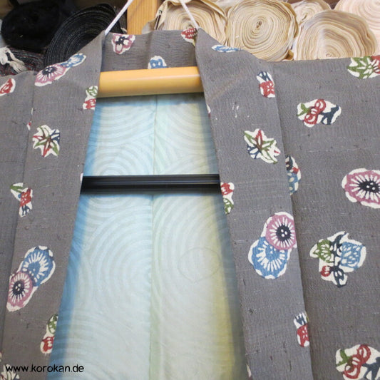 grau - bunt bedruckte Tsumugi Seide Haori Kimono Jacke, mit Himo