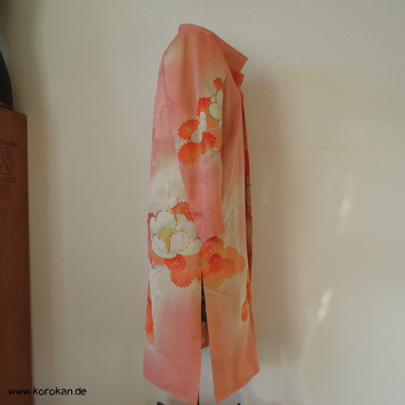 Abendmantel aus Furisode Kimono Seide mit Blüten und Goldstickerei, Gr. L