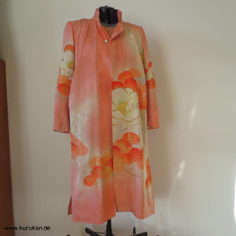 Abendmantel aus Furisode Kimono Seide mit Blüten und Goldstickerei, Gr. L