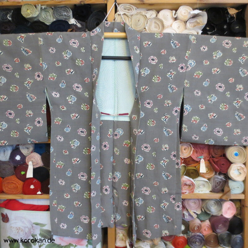 grau - bunt bedruckte Tsumugi Seide Haori Kimono Jacke, mit Himo
