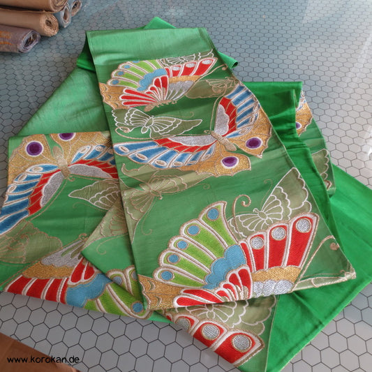 Schmetterlinge auf grasgrün Fukuro Obi