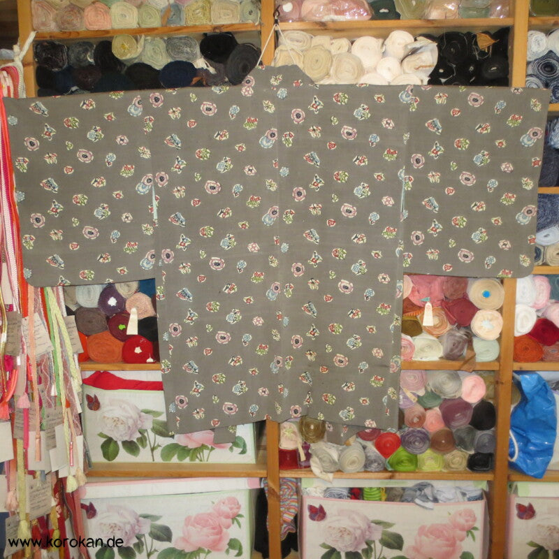 grau - bunt bedruckte Tsumugi Seide Haori Kimono Jacke, mit Himo