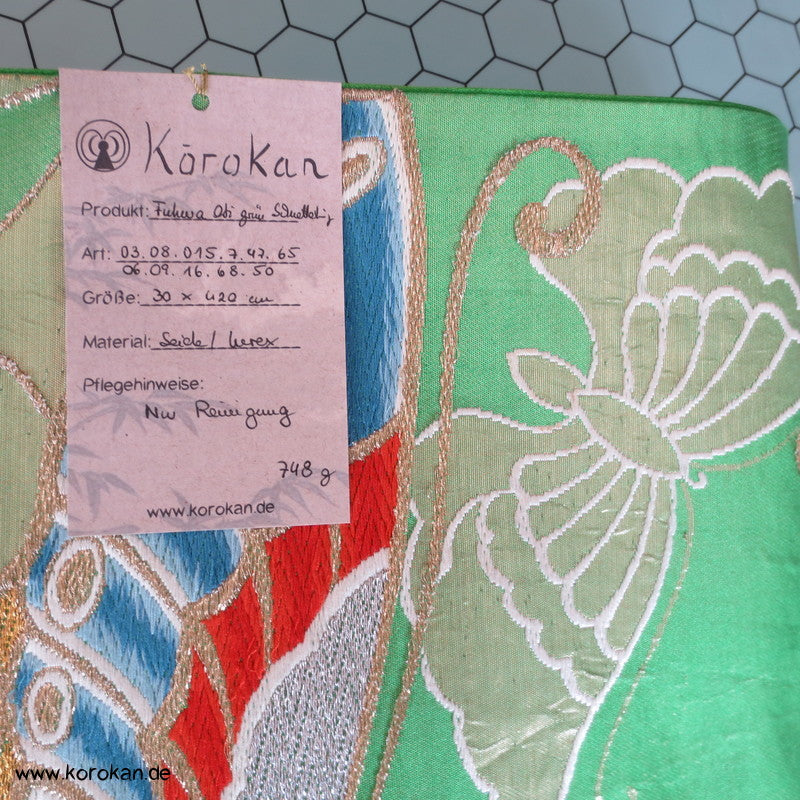 Schmetterlinge auf grasgrün Fukuro Obi