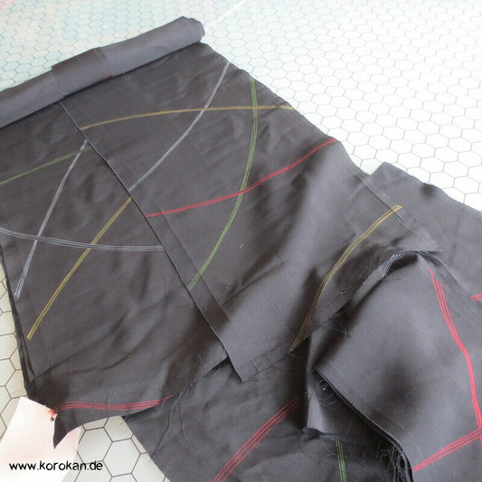 bunte Schwünge auf schwarzem Chirimen Crepe Seidenreste Araihari Kimono