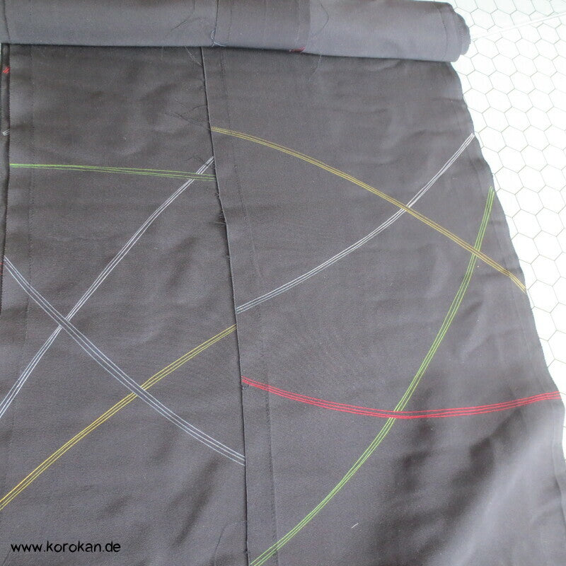 bunte Schwünge auf schwarzem Chirimen Crepe Seidenreste Araihari Kimono