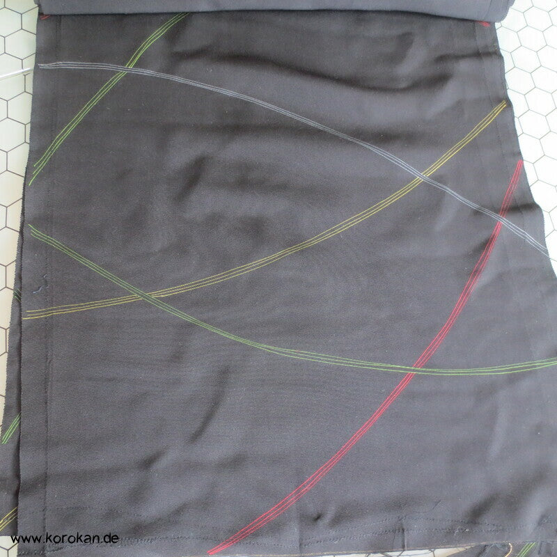 bunte Schwünge auf schwarzem Chirimen Crepe Seidenreste Araihari Kimono