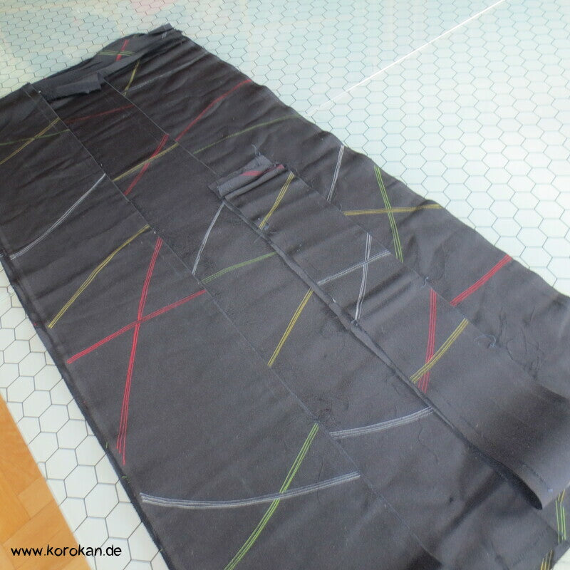 bunte Schwünge auf schwarzem Chirimen Crepe Seidenreste Araihari Kimono