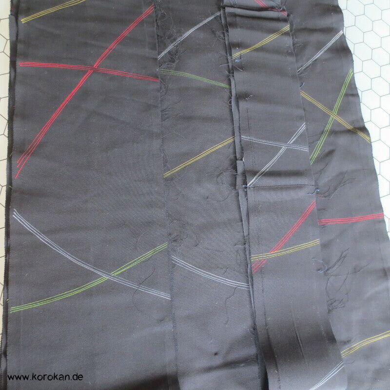 bunte Schwünge auf schwarzem Chirimen Crepe Seidenreste Araihari Kimono