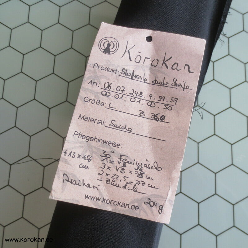 bunte Schwünge auf schwarzem Chirimen Crepe Seidenreste Araihari Kimono