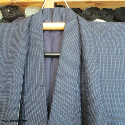 blaues Seiden Tsumugi Ensemble, Kimono + Haori, knorrige Kiefer