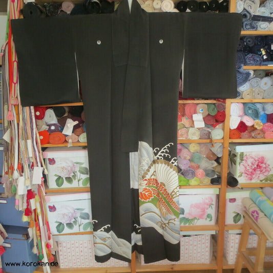 japanische Tomesode Seidencrepe Kimono mit Tsunami Wellen Muster