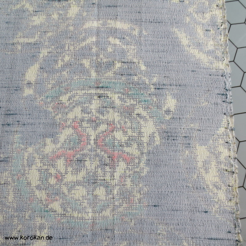 Spiegelmuster Tanmono Tsumugi Seide, blassblaugrau