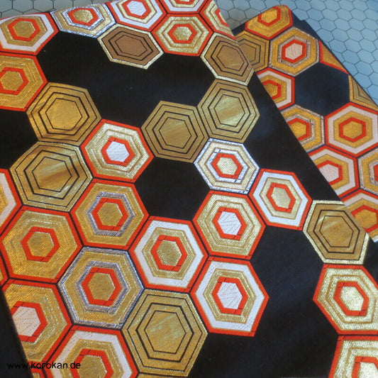 goldene Kikko auf schwarzem Seidensatin Fukuro Obi