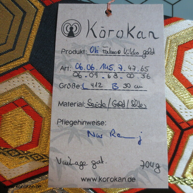 goldene Kikko auf schwarzem Seidensatin Fukuro Obi