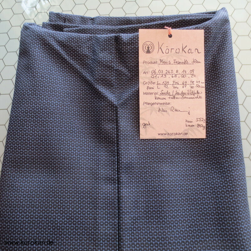 blaues Seiden Tsumugi Ensemble, Kimono + Haori, knorrige Kiefer