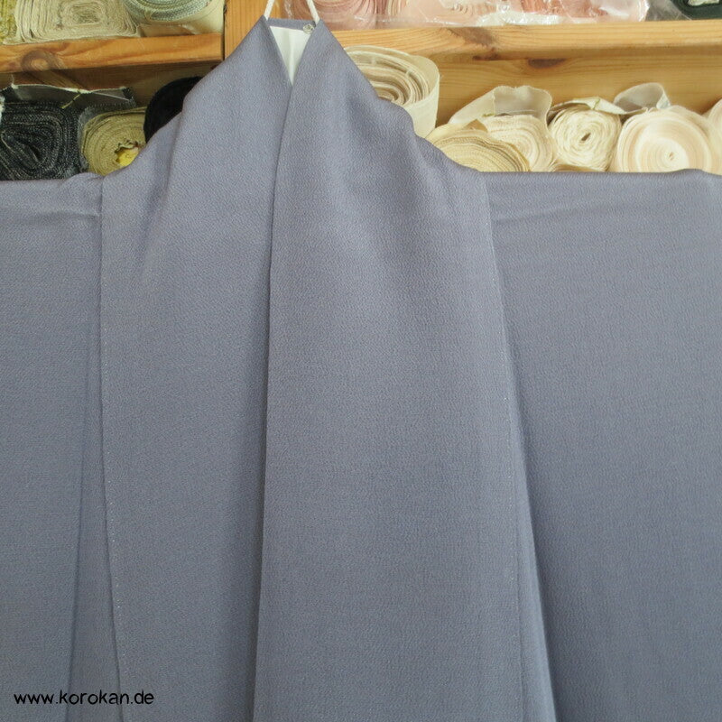 Shochikubai blauvioletter Musterrand Irotomesode, grauer Seiden Kimono