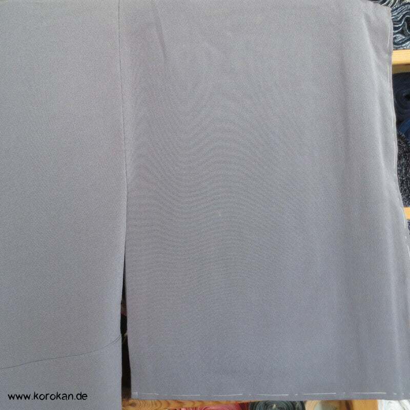 Shochikubai blauvioletter Musterrand Irotomesode, grauer Seiden Kimono