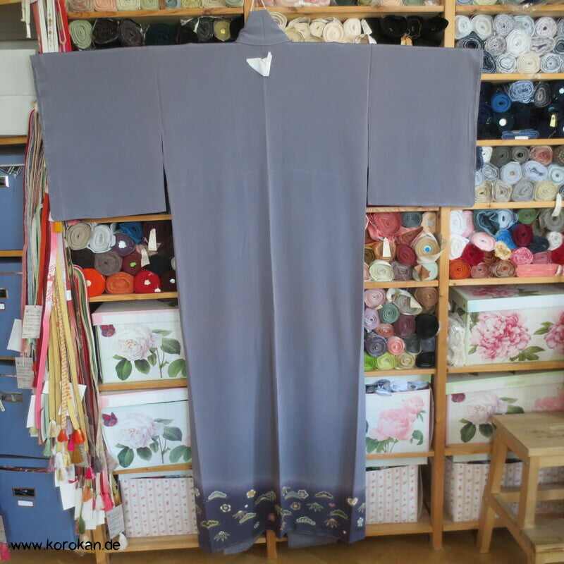 Shochikubai blauvioletter Musterrand Irotomesode, grauer Seiden Kimono