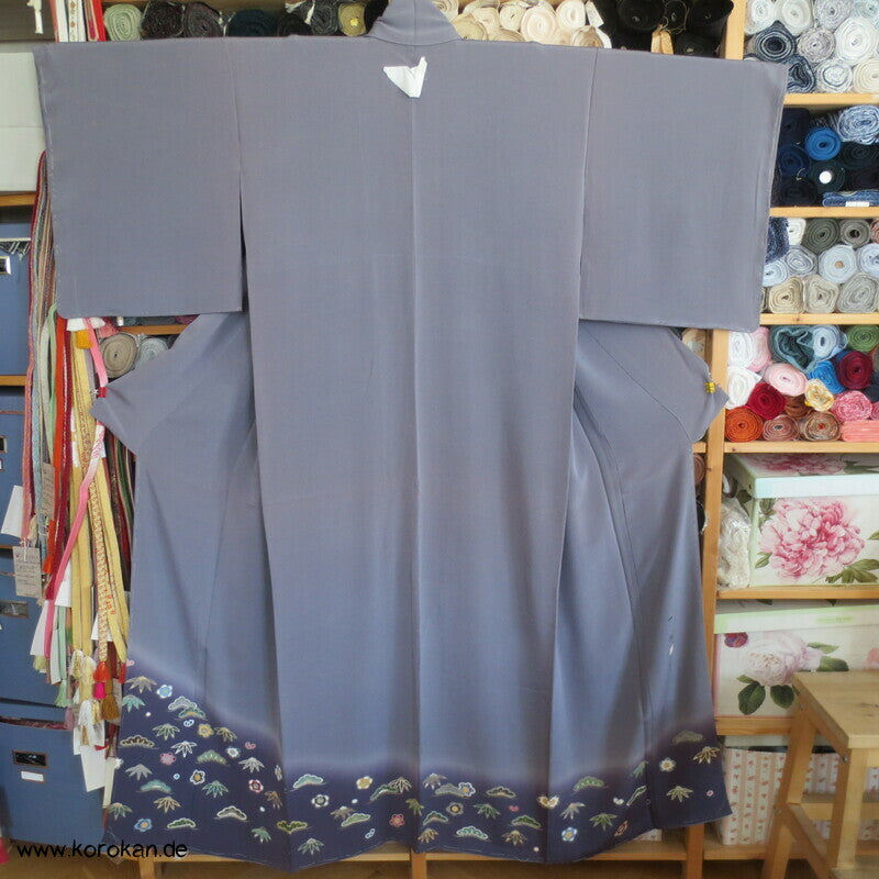 Shochikubai blauvioletter Musterrand Irotomesode, grauer Seiden Kimono