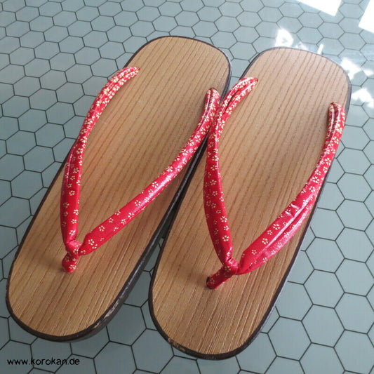 Geta rote Lacklederriemen mit kleinen Blüten