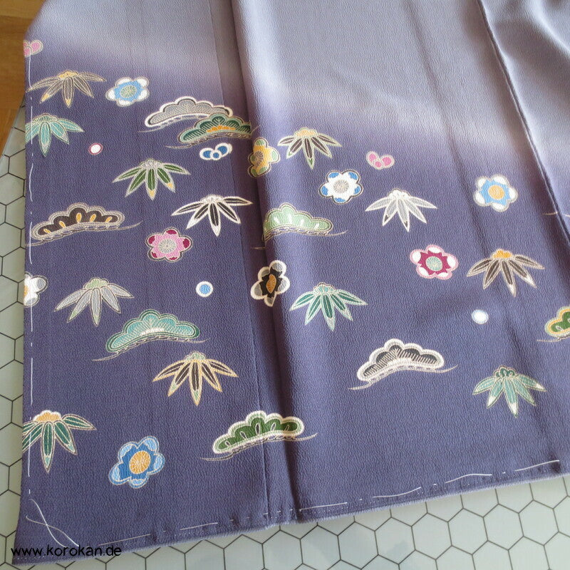 Shochikubai blauvioletter Musterrand Irotomesode, grauer Seiden Kimono