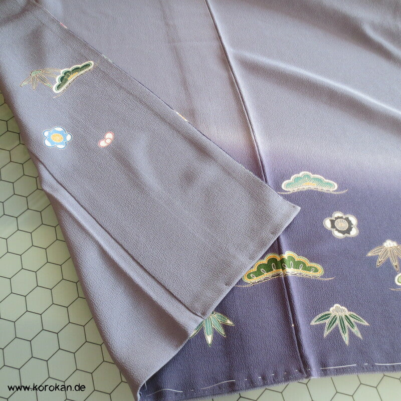 Shochikubai blauvioletter Musterrand Irotomesode, grauer Seiden Kimono