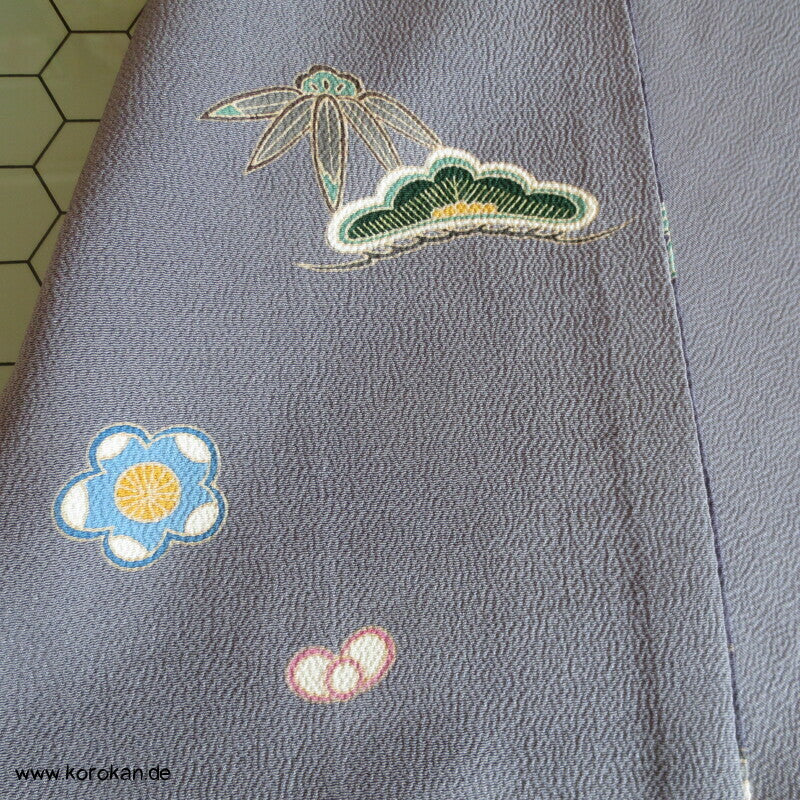 Shochikubai blauvioletter Musterrand Irotomesode, grauer Seiden Kimono