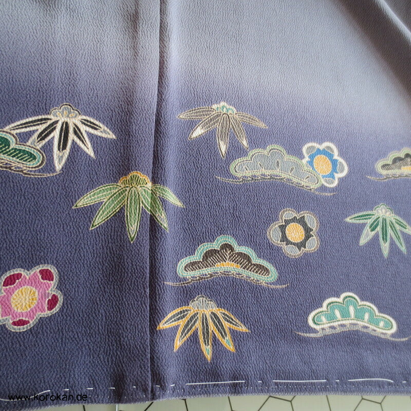 Shochikubai blauvioletter Musterrand Irotomesode, grauer Seiden Kimono