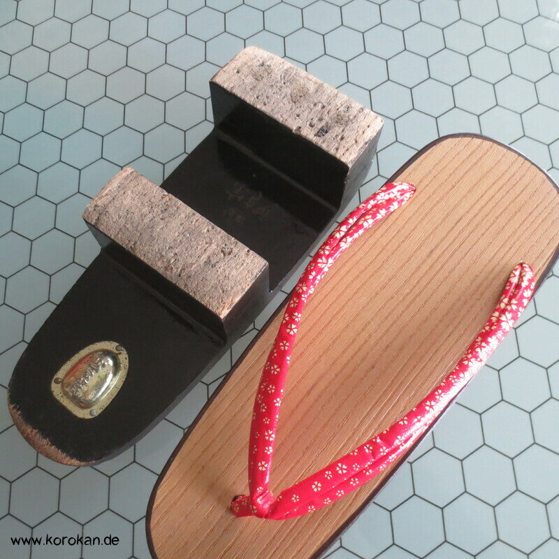 Geta rote Lacklederriemen mit kleinen Blüten