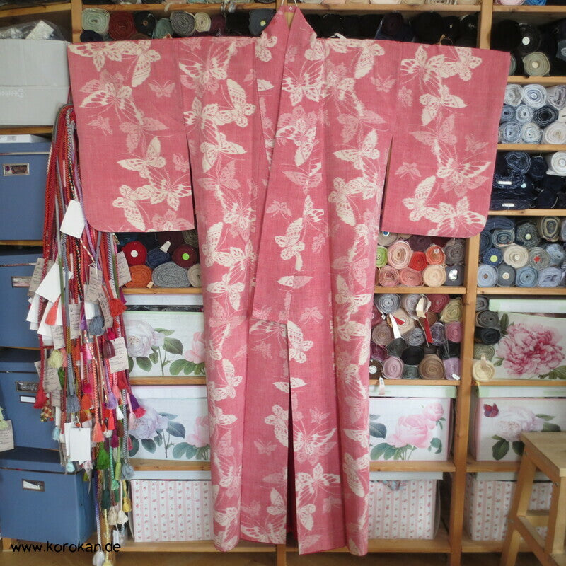 Japan Schmetterlinge auf altrosa Kasuri Tsumugi Seiden Kimono
