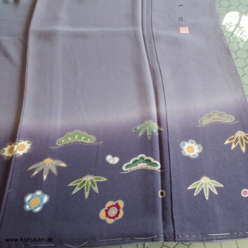 Shochikubai blauvioletter Musterrand Irotomesode, grauer Seiden Kimono