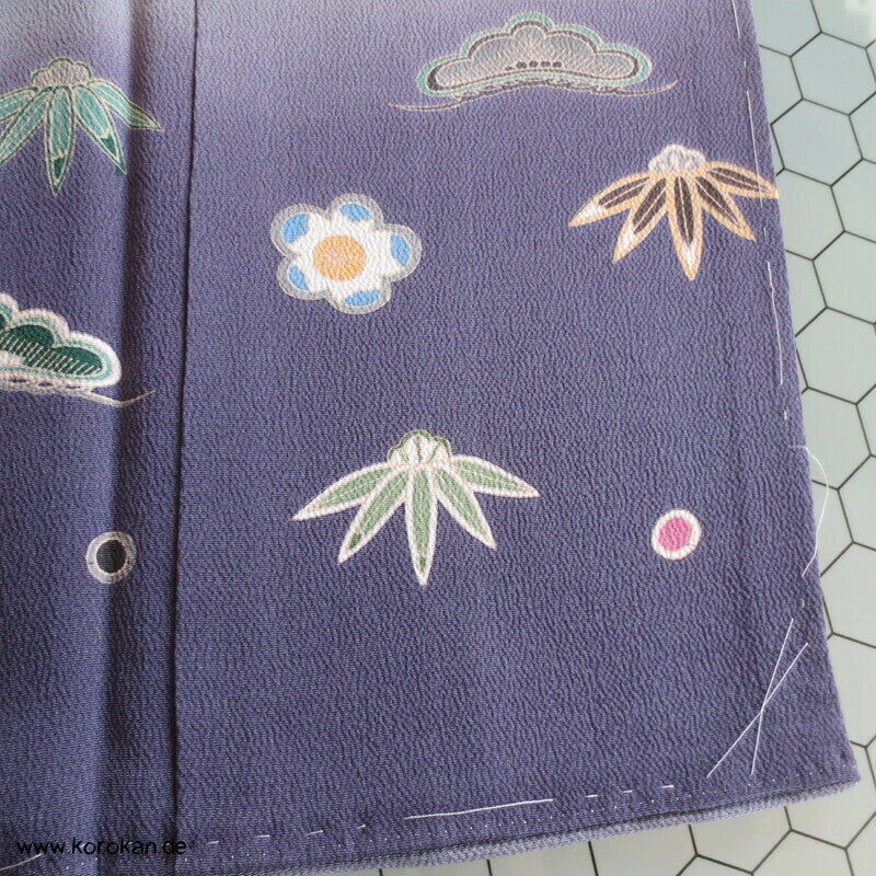 Shochikubai blauvioletter Musterrand Irotomesode, grauer Seiden Kimono