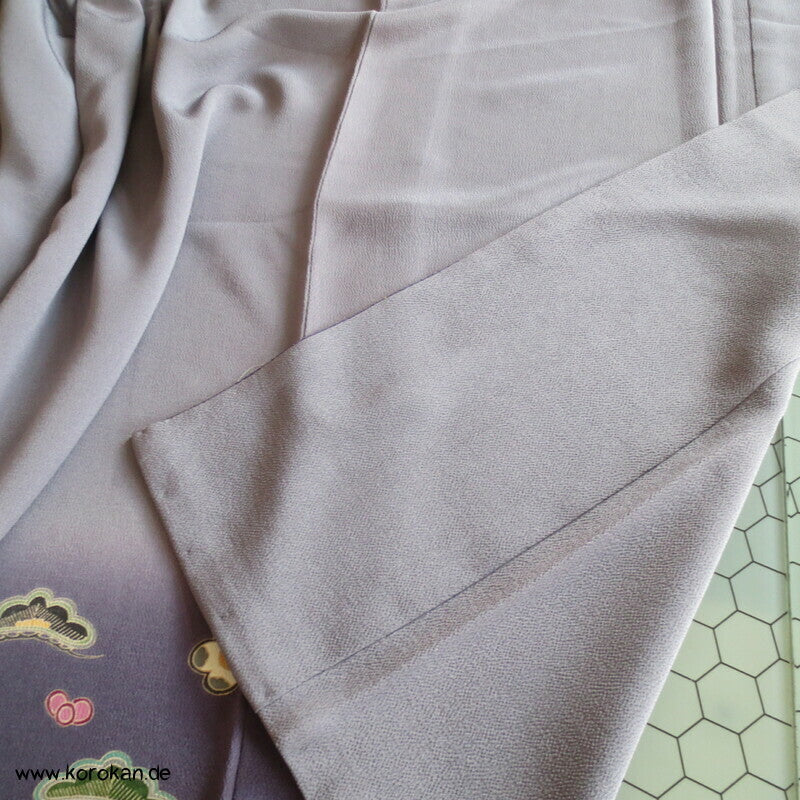 Shochikubai blauvioletter Musterrand Irotomesode, grauer Seiden Kimono