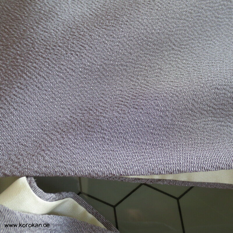 Shochikubai blauvioletter Musterrand Irotomesode, grauer Seiden Kimono