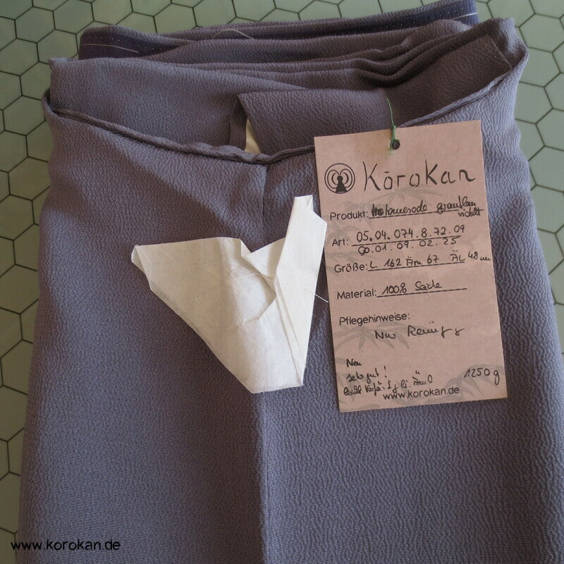Shochikubai blauvioletter Musterrand Irotomesode, grauer Seiden Kimono