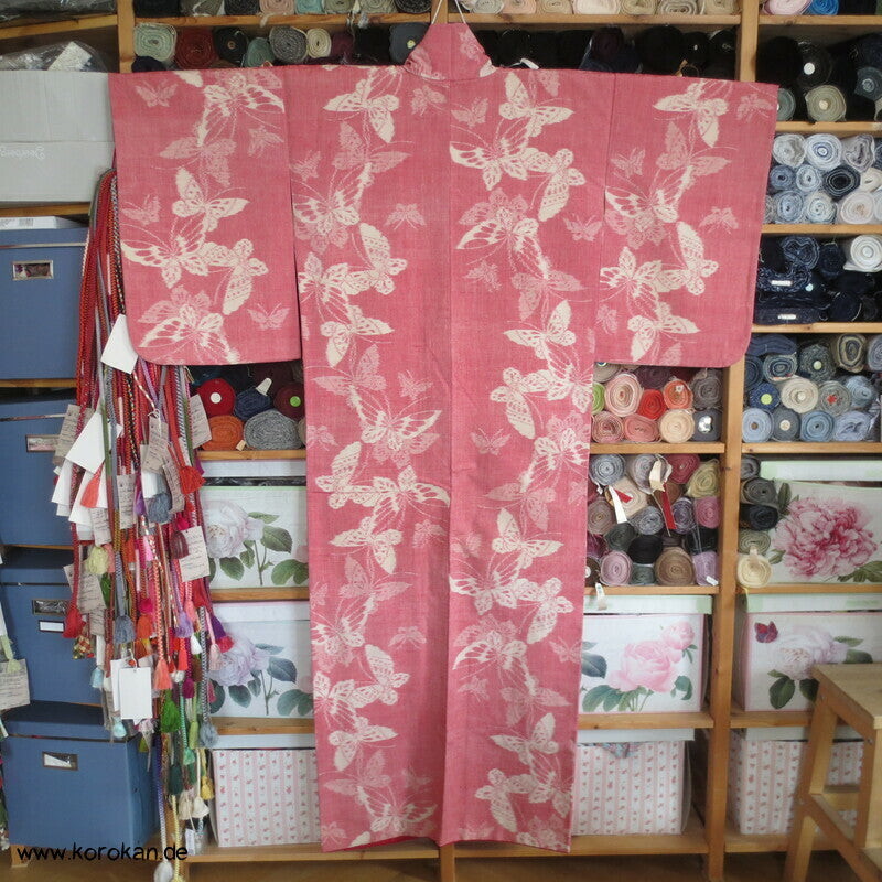 Japan Schmetterlinge auf altrosa Kasuri Tsumugi Seiden Kimono